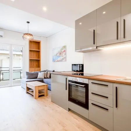Spacious 3-bedroom Dual In Centre Apartment *